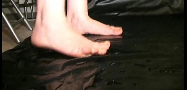 Competition von geilen Frauen die Männern ins Maul pissen, die Toilettensklaven machen auch artig ihr Maulloch auf und schlucken den geilen Pissnektar der Natursektherrin